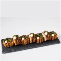 Exclusieve Rollen (8 stuks) <br>Vulling: Krokante rol met zalm, komkommer, mango, teriyaki saus,  sesam dressing. <br><br>Topping: Sesamzaad, bieslook. 