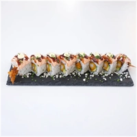 Exclusieve Rollen (8 stuks) <br>Vulling: gefrituurde garnaal, avocado. <br><br>Topping: geflambeerde zalm, unagi saus, Japanse mayonaise, tempura bites, bieslook. 