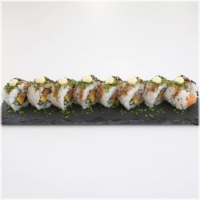 Exclusieve Rollen (8 stuks) <br>Vulling: zalm, mango, komkommer. <br><br>Topping: unagi saus, Japanse mayonaise, bieslook. 