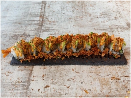 Exclusieve Rollen (8 stuks)  Vulling: gefrituurde tijgergarnaal, komkommer.   Topping: soft shell avocado, sriracha mayonaise, unagi saus, afgewerkt met gebakke