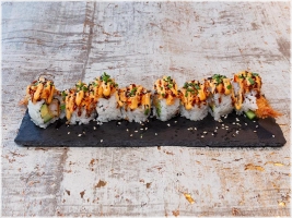 Exclusieve Rollen (8 stuks) <br>nbsp; Vulling: avocado, komkommer, garnaal, <br>nbsp; Topping: gemarineerde surimi, unagi saus, sriracha mayonaise, sesamzaad