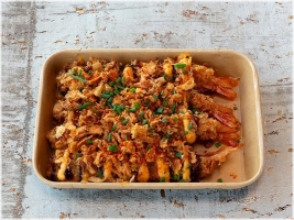 Portie Garnalen Deluxe 4 stuks garnalen met unagis saus, sriracha mayo, gebakken uitjes afgewerkt met bieslook en spicy kruiden 