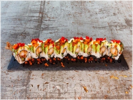 Exclusieve Rollen (8 stuks)  Vulling: gefrituurde tijgergarnaal, komkommer, soft shell avocado.   Topping: masago, Japanse mayonaise, unagi saus. 